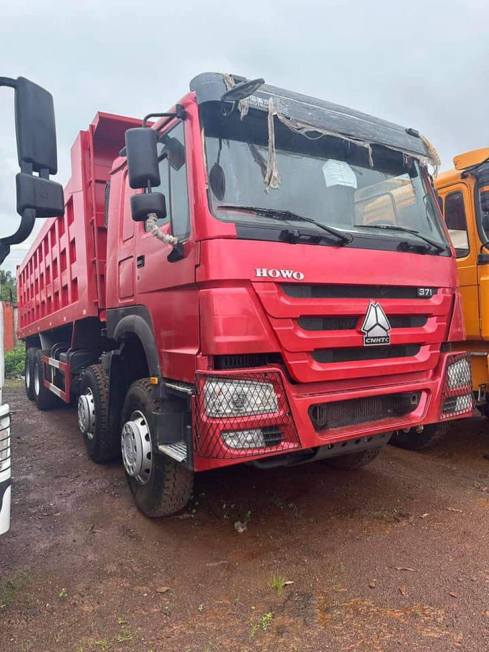 HOWO ET SCHACMAN, Camions - Autobus, Conakry