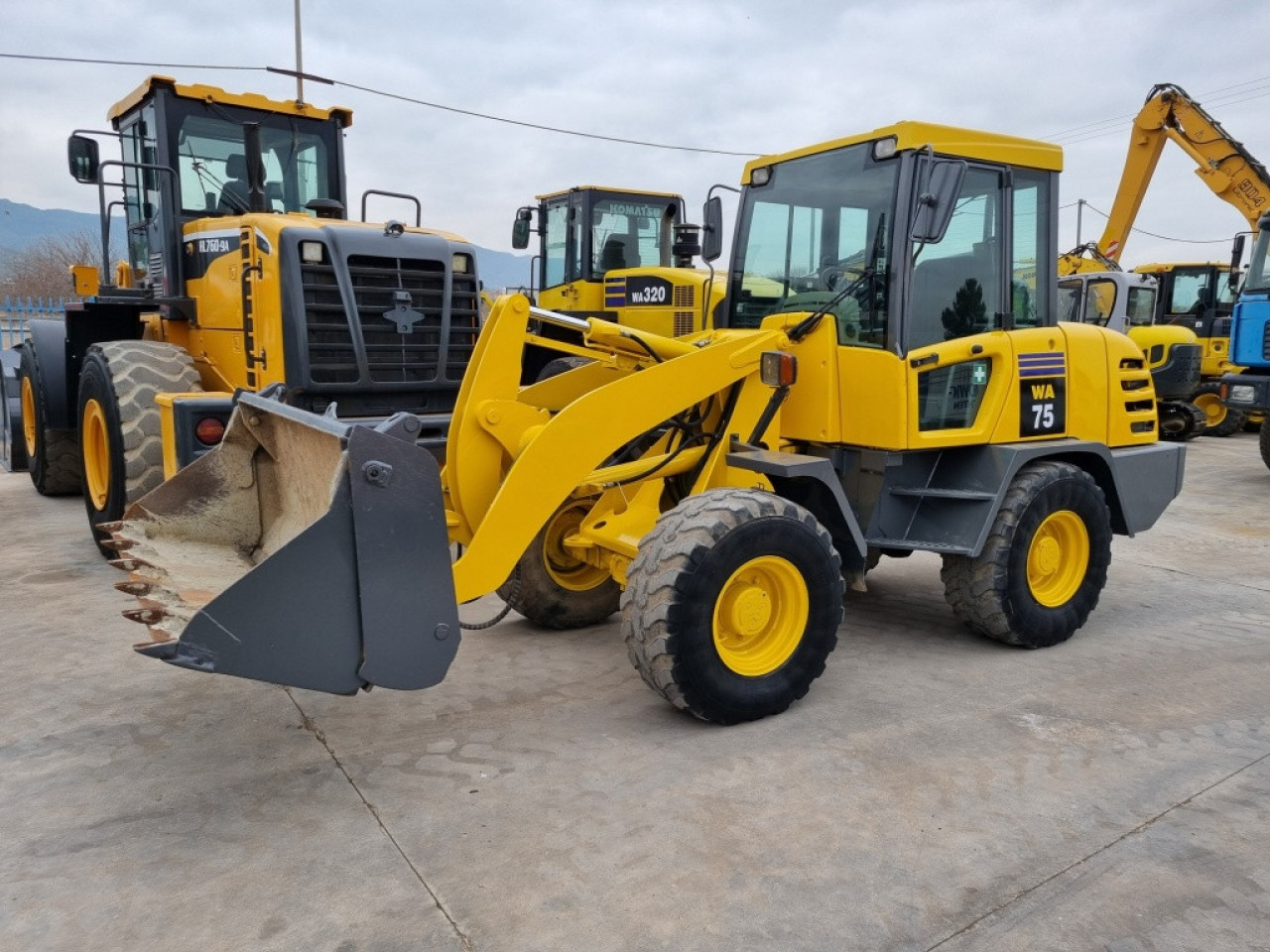 KOMATSU WA75-3, Autres Véhicules, Conakry