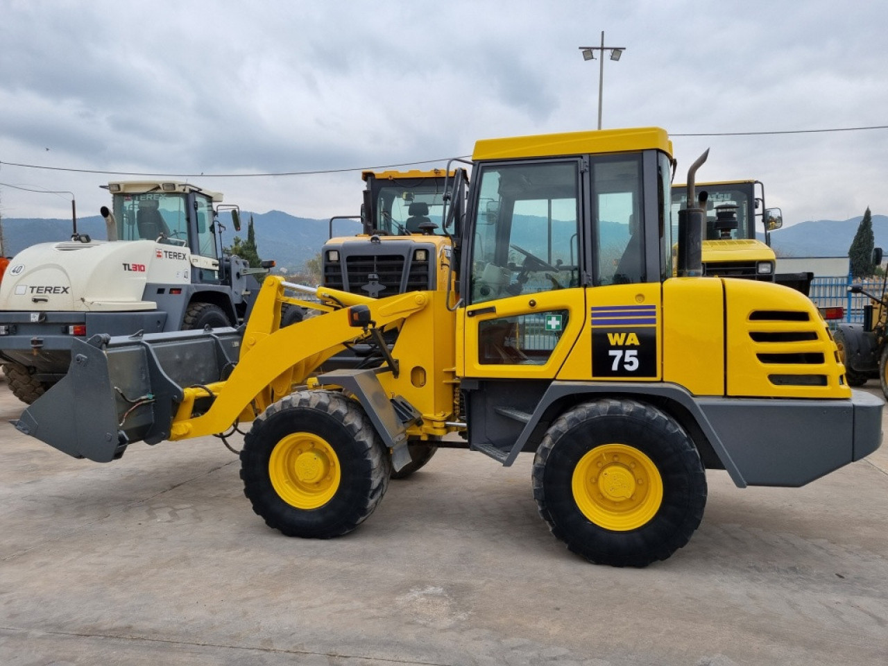 KOMATSU WA75-3, Autres Véhicules, Conakry