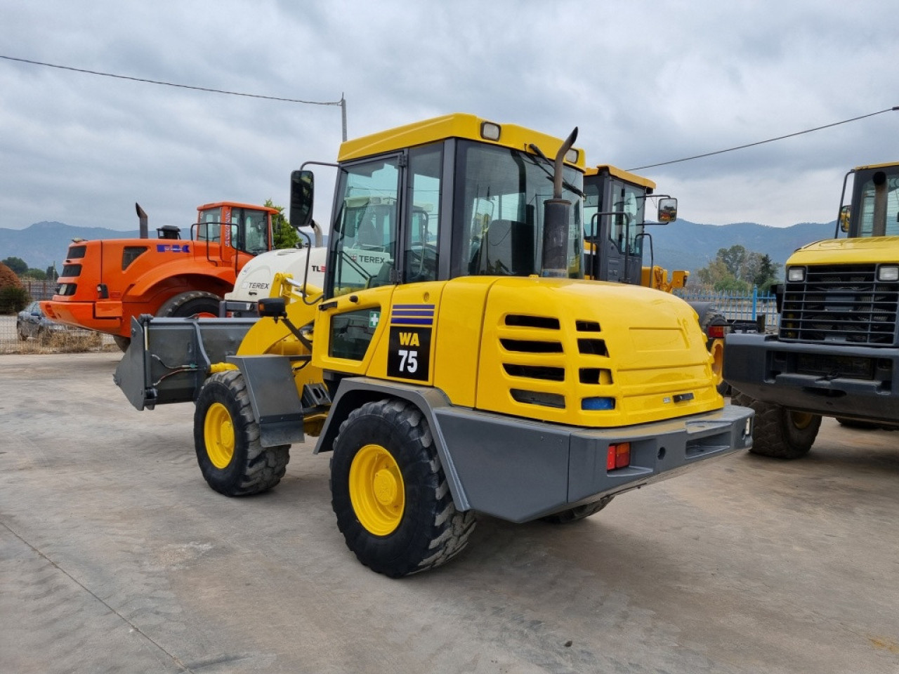 KOMATSU WA75-3, Autres Véhicules, Conakry