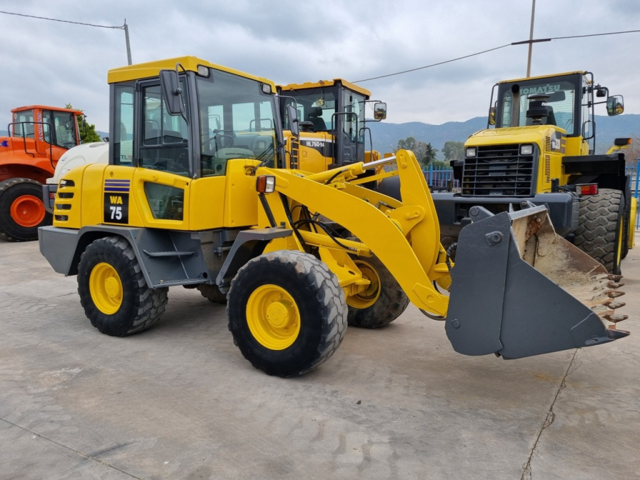 KOMATSU WA75-3, Autres Véhicules, Conakry