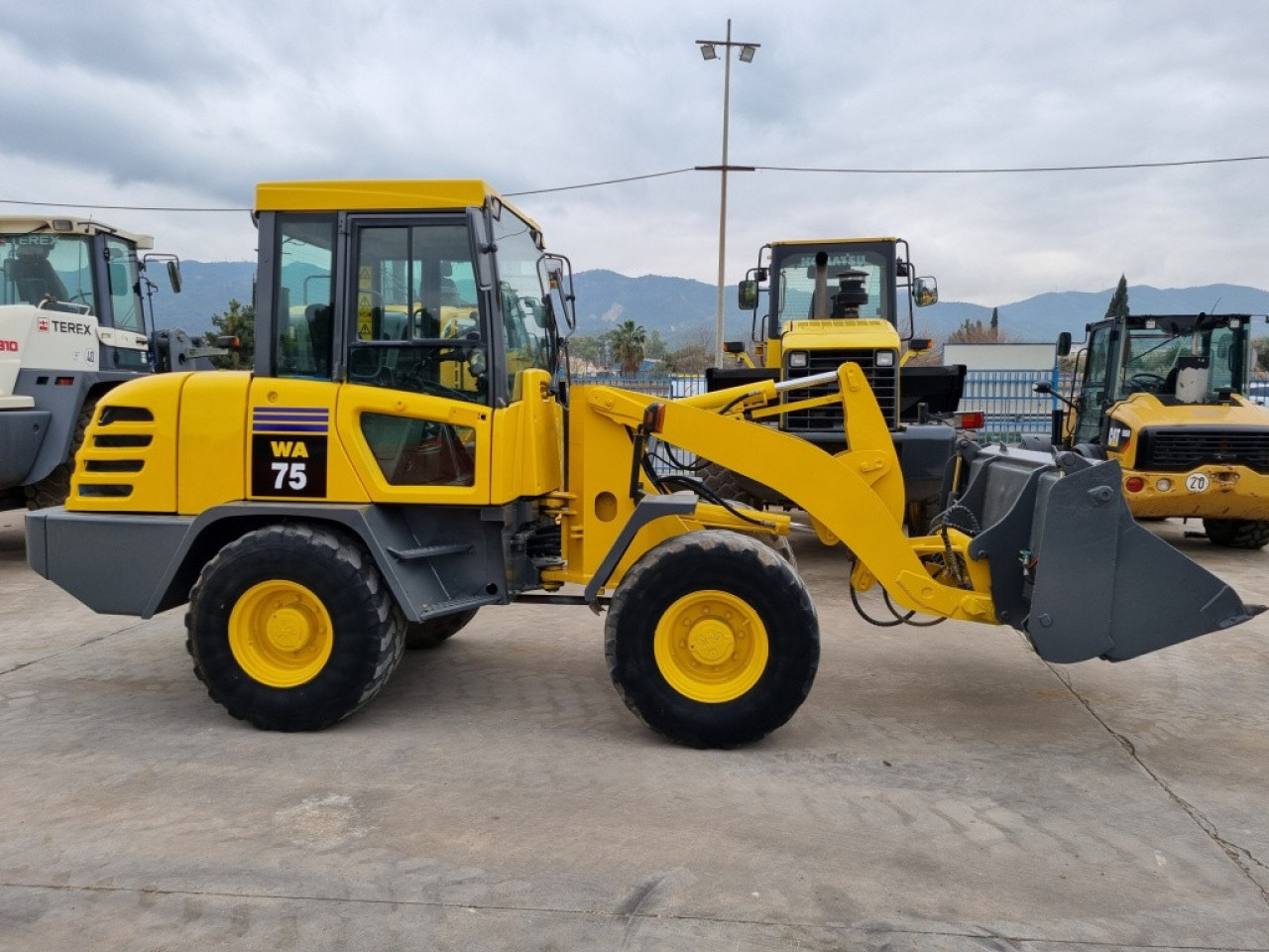 KOMATSU WA75-3, Autres Véhicules, Conakry