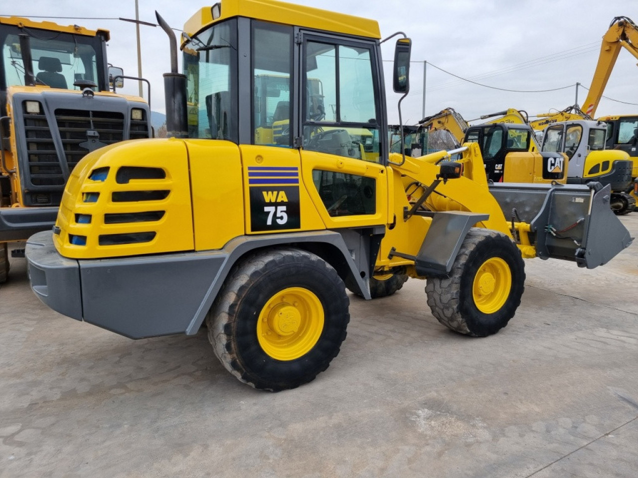 KOMATSU WA75-3, Autres Véhicules, Conakry