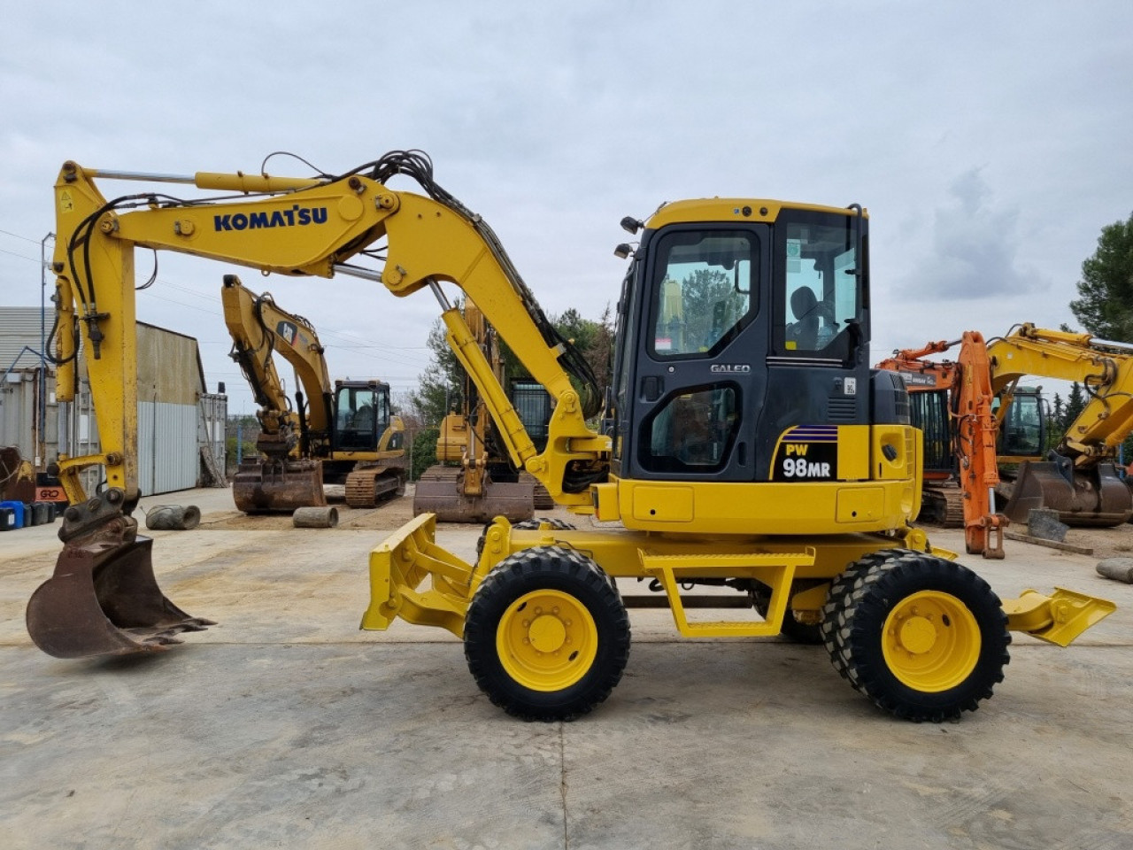 KOMATSU PW98-6, Autres Véhicules, Conakry