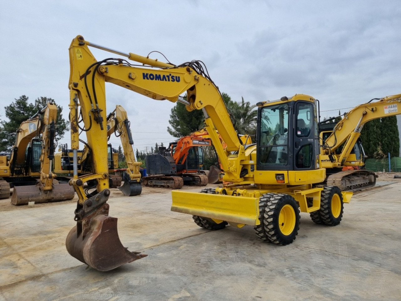 KOMATSU PW98-6, Autres Véhicules, Conakry