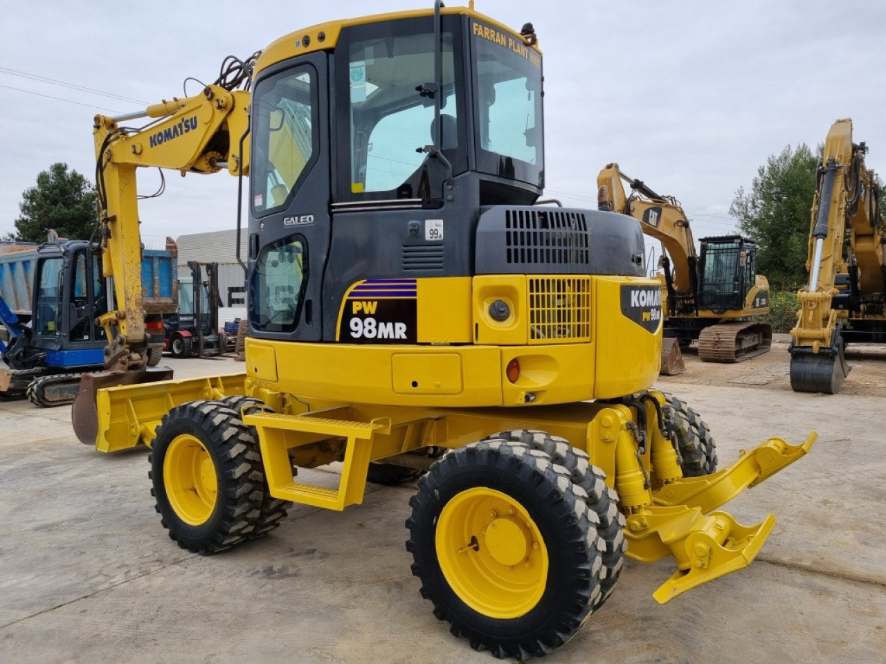 KOMATSU PW98-6, Autres Véhicules, Conakry