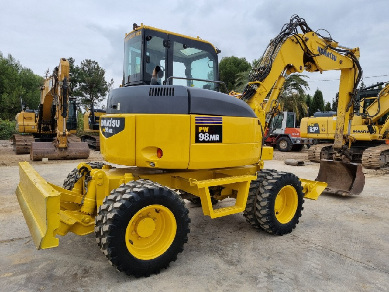 KOMATSU PW98-6, Autres Véhicules, Conakry