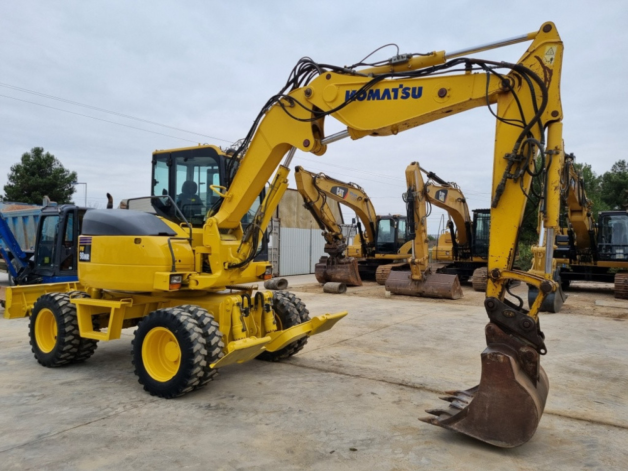 KOMATSU PW98-6, Autres Véhicules, Conakry