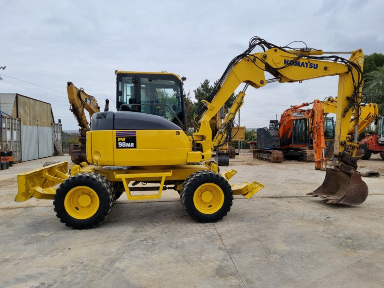 KOMATSU PW98-6, Autres Véhicules, Conakry