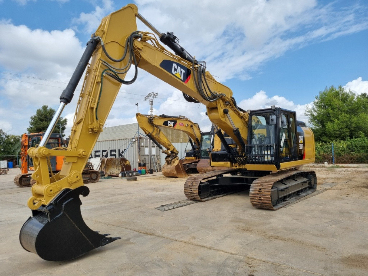 CATERPILLAR 320 EL, Autres Véhicules, Conakry