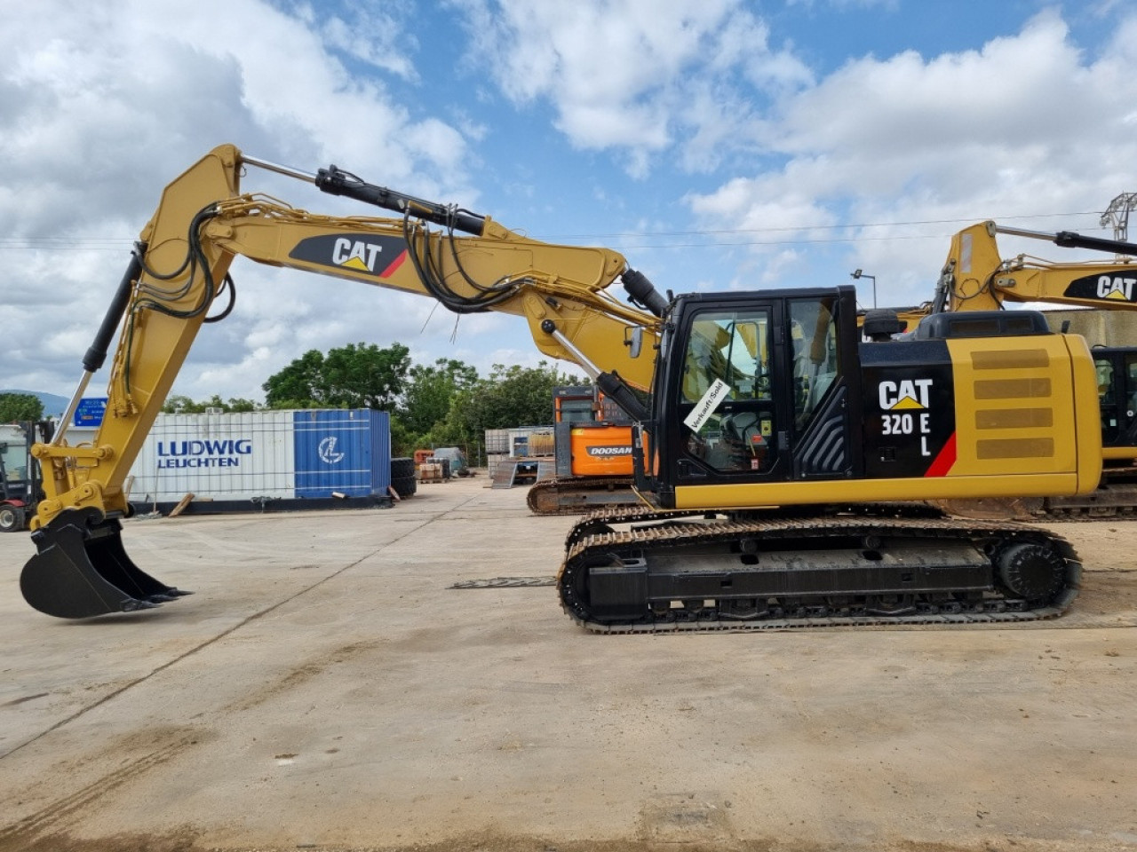 CATERPILLAR 320 EL, Autres Véhicules, Conakry