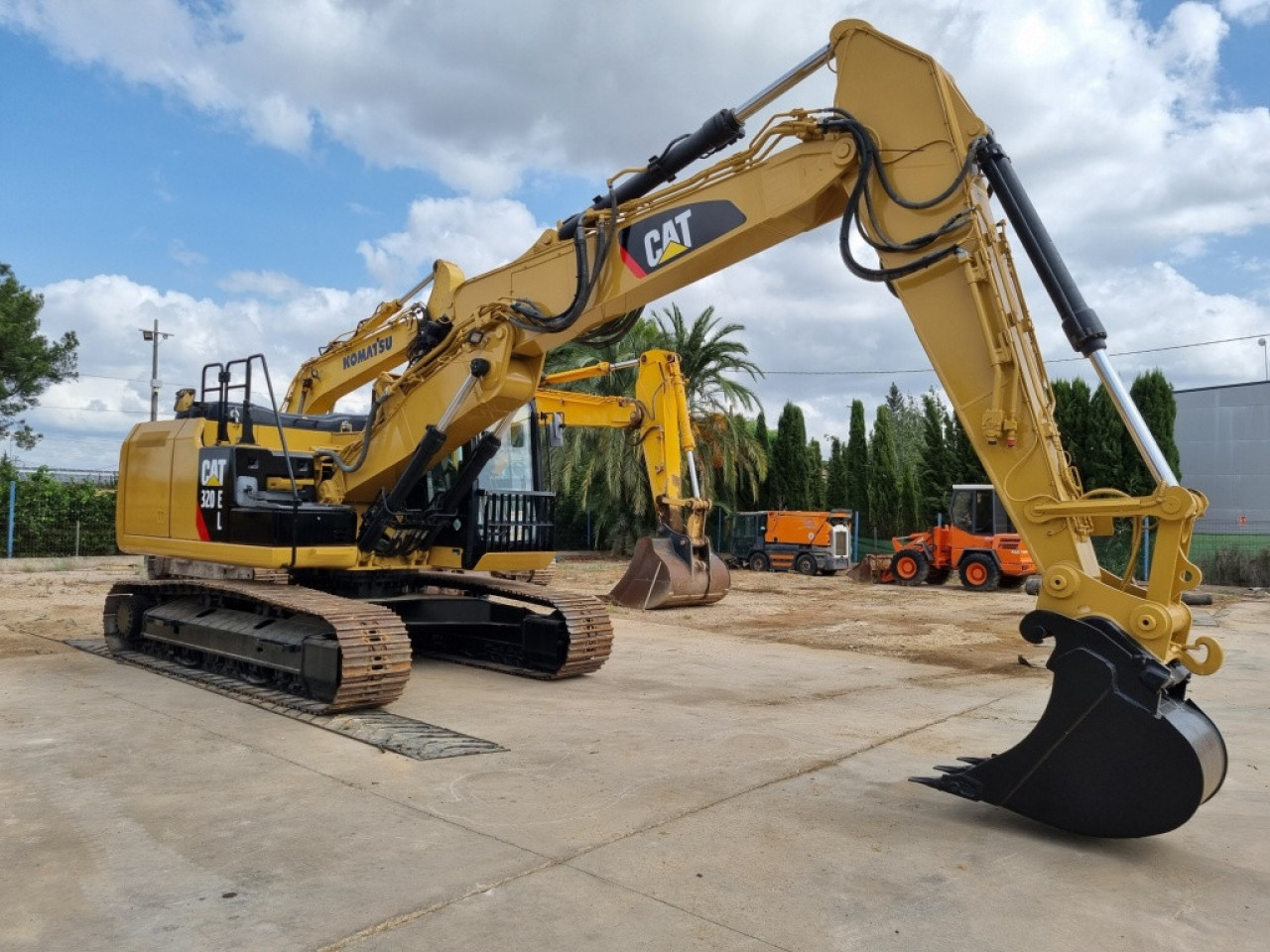 CATERPILLAR 320 EL, Autres Véhicules, Conakry