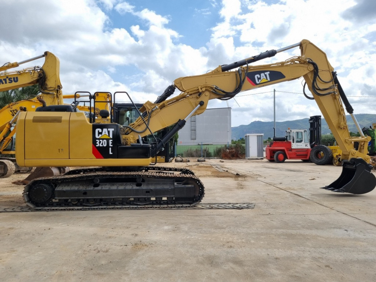 CATERPILLAR 320 EL, Autres Véhicules, Conakry