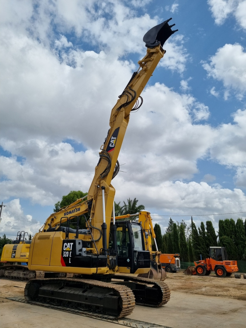 CATERPILLAR 320 EL, Autres Véhicules, Conakry