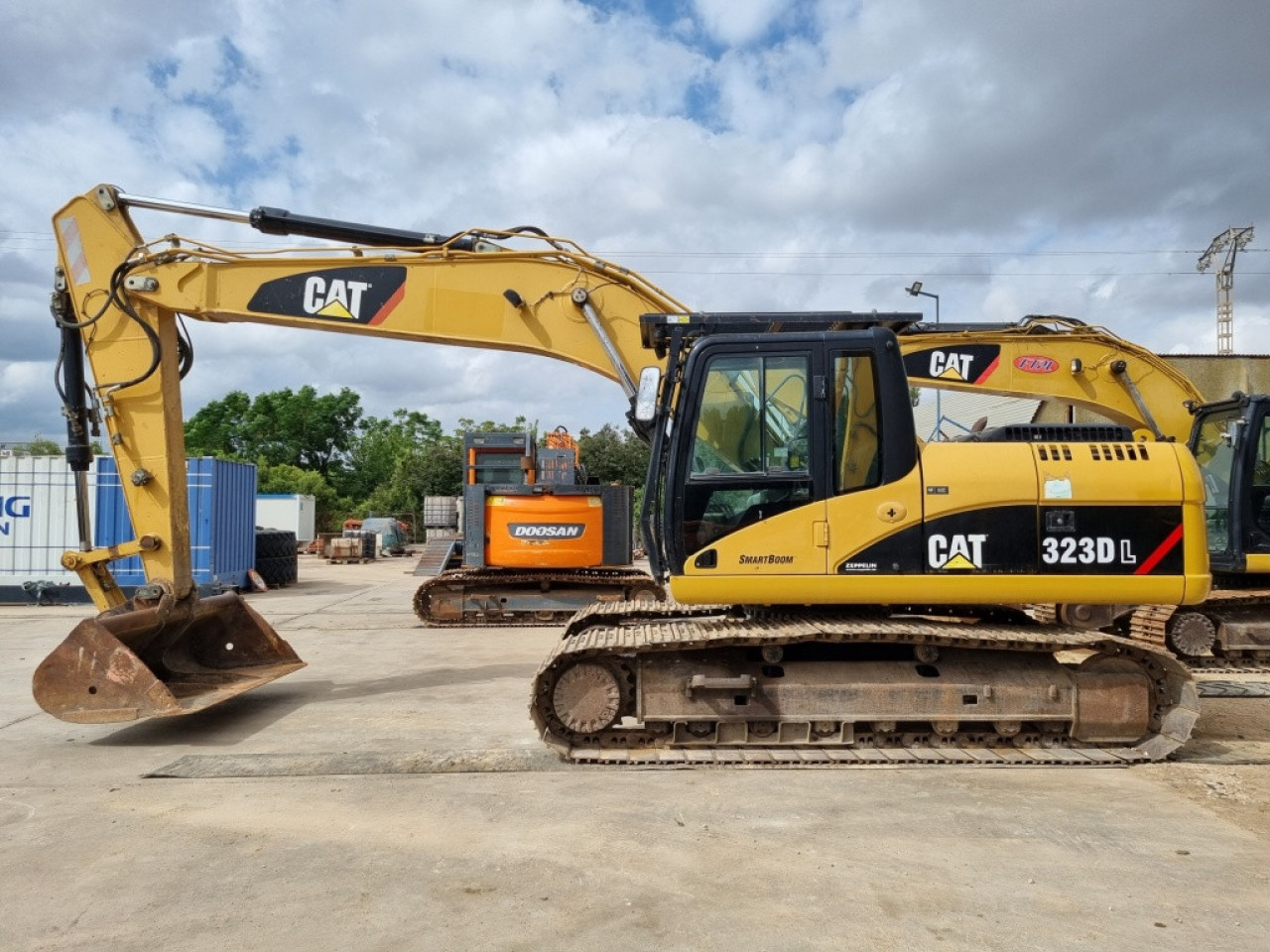 CATERPILLAR 323DL, Autres Véhicules, Conakry