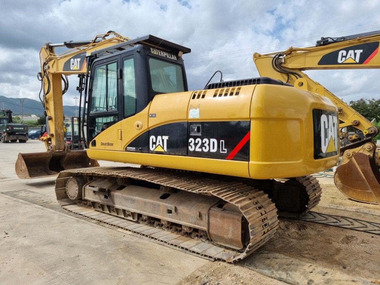 CATERPILLAR 323DL, Autres Véhicules, Conakry