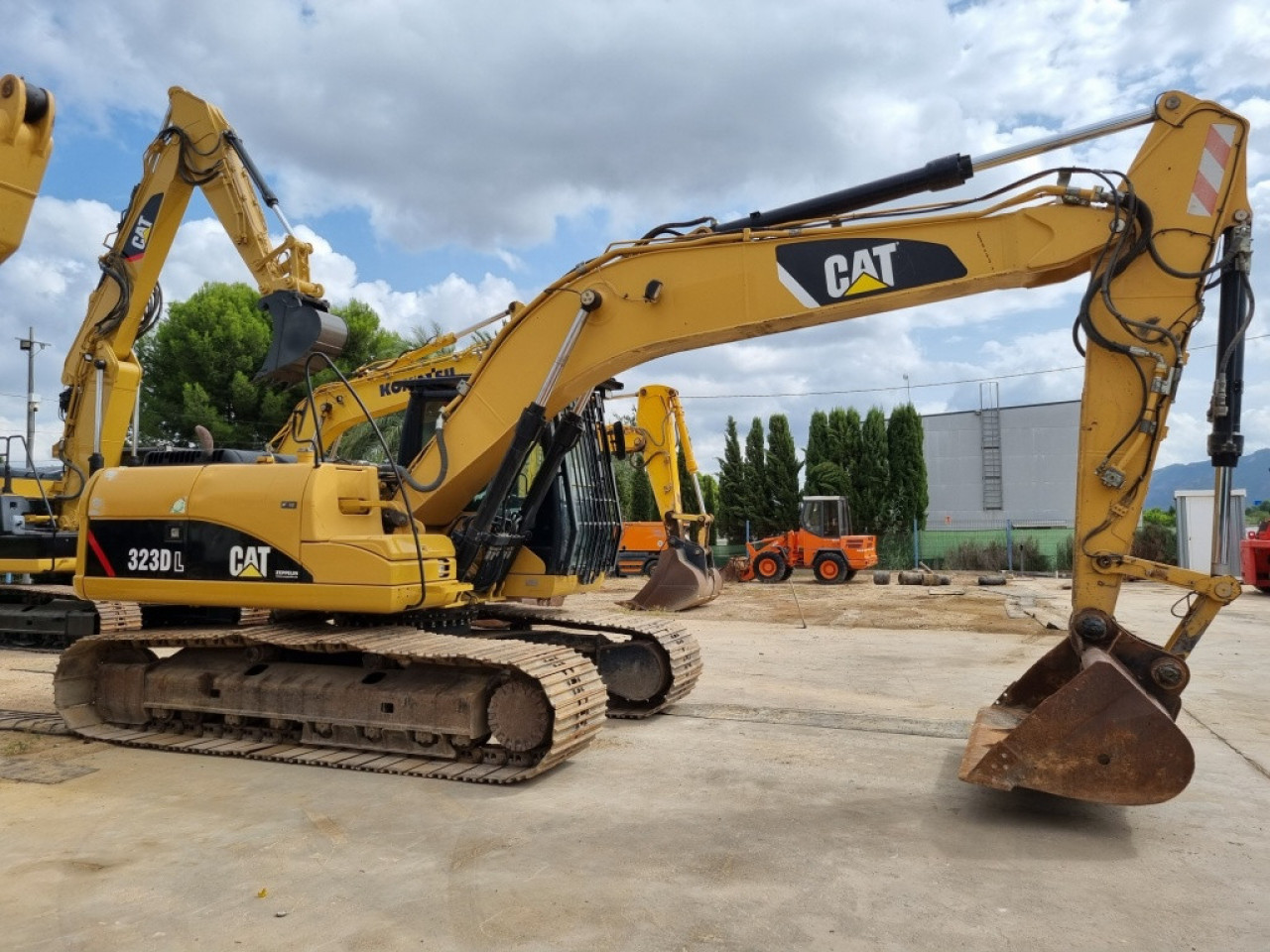 CATERPILLAR 323DL, Autres Véhicules, Conakry