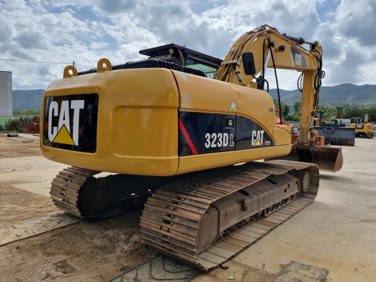 CATERPILLAR 323DL, Autres Véhicules, Conakry