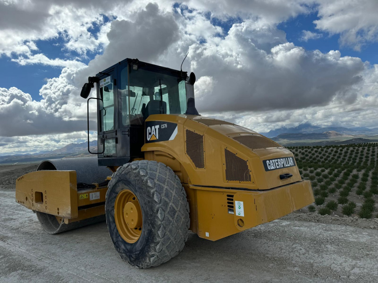 CATERPILLAR CS76, Camions - Autobus, Conakry