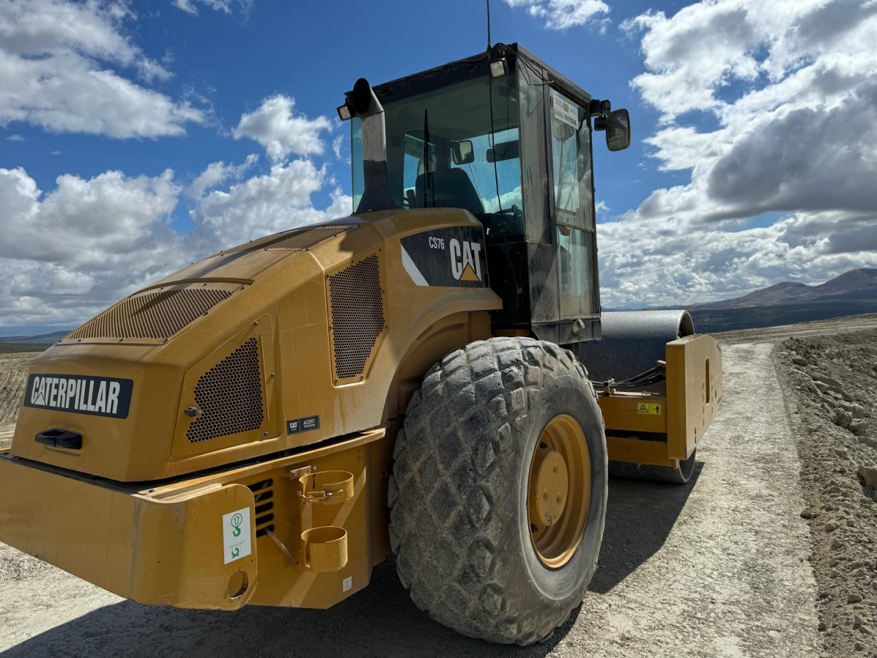 CATERPILLAR CS76, Camions - Autobus, Conakry