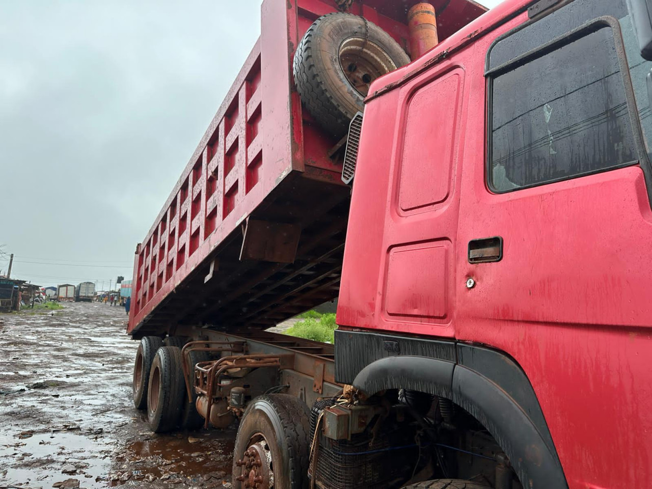 CAMION BENNE SHACMAN, Camions - Autobus, Conakry