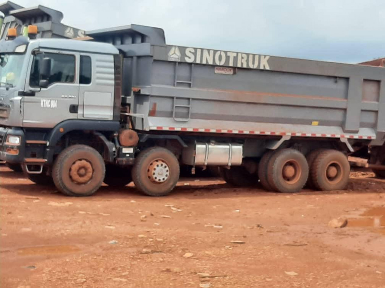 CAMIONS SINOTRUCK, Remorques - Conteneurs, Conakry