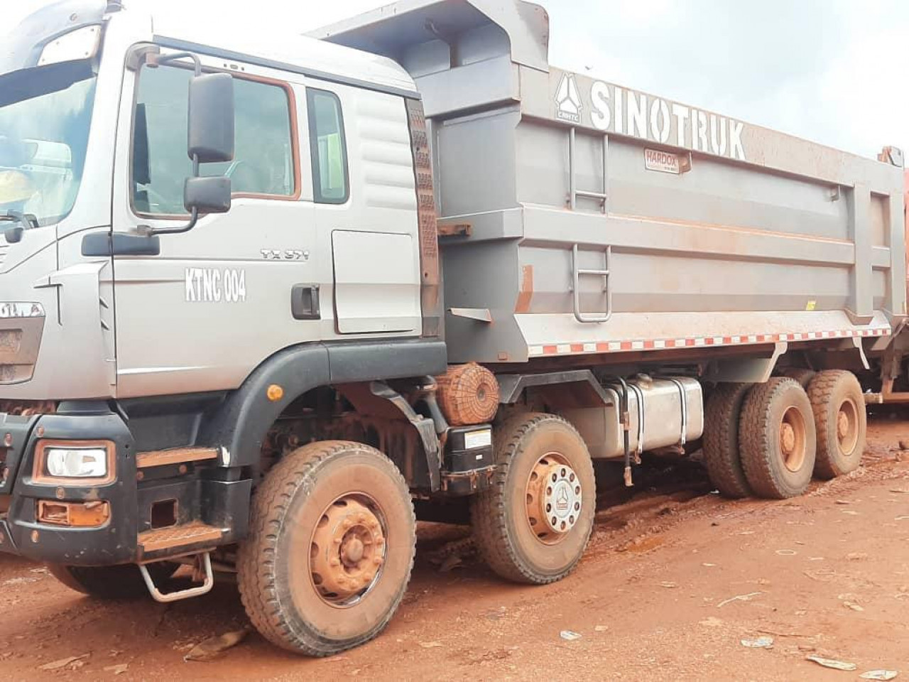 CAMIONS SINOTRUCK, Remorques - Conteneurs, Conakry