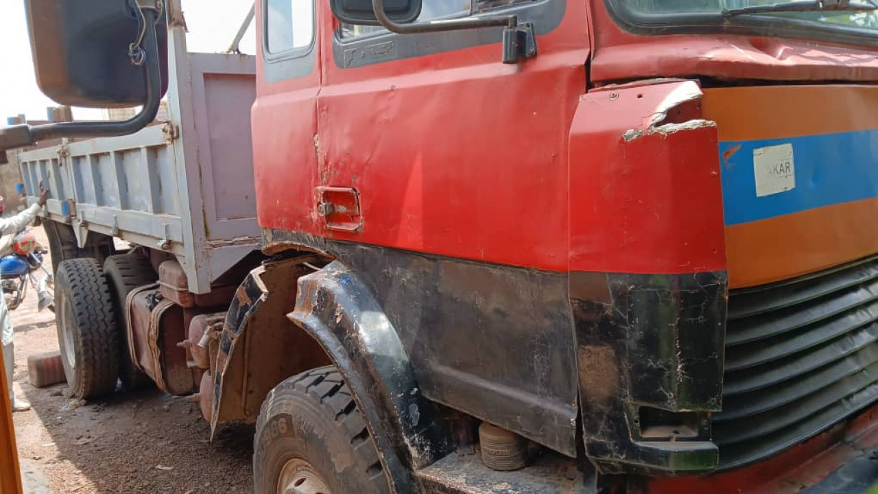 IVECO 6 ROUES, Camions - Autobus, Conakry