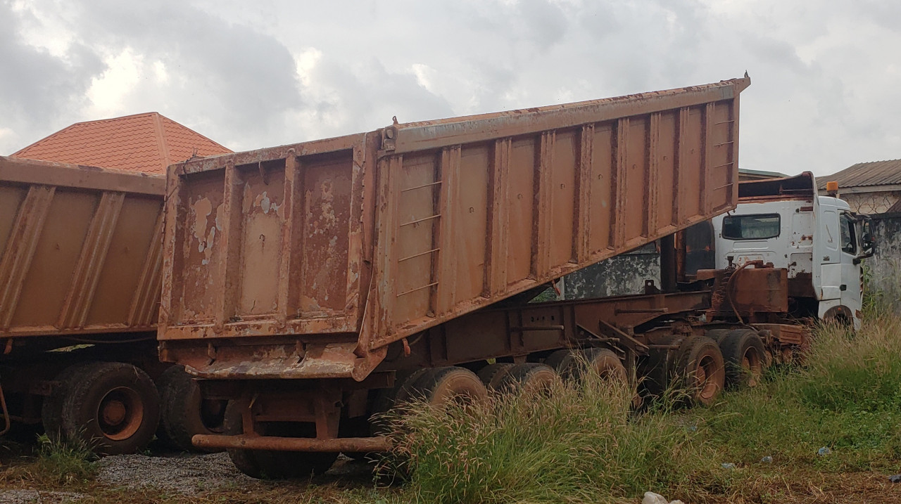 2 SINOTRUCKS A VENDRE, Camions - Autobus, Conakry