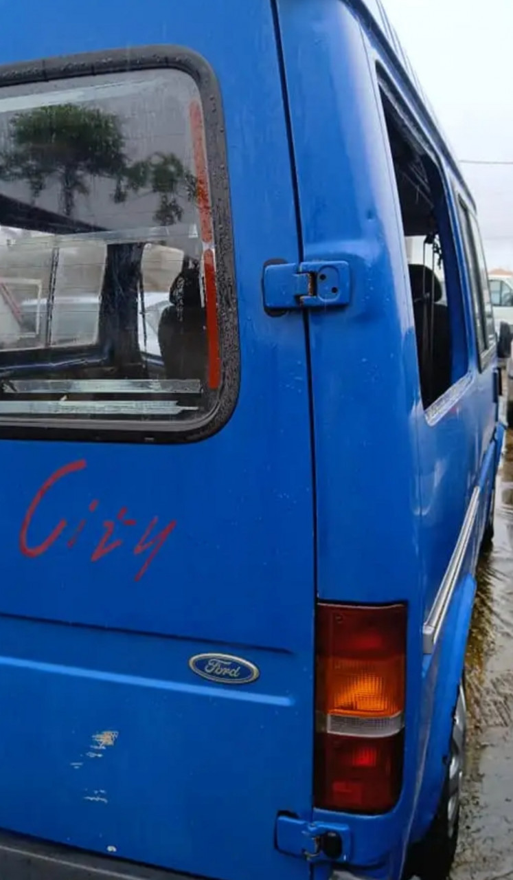 FORD TRANSIT VAN, Camions - Autobus, Conakry