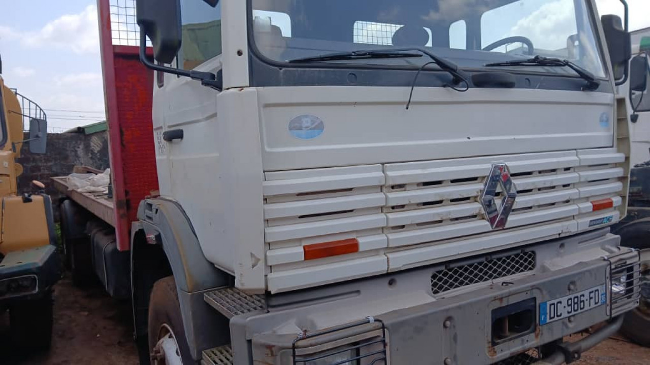 RENAULT G300 PLATEAU, Camions - Autobus, Conakry