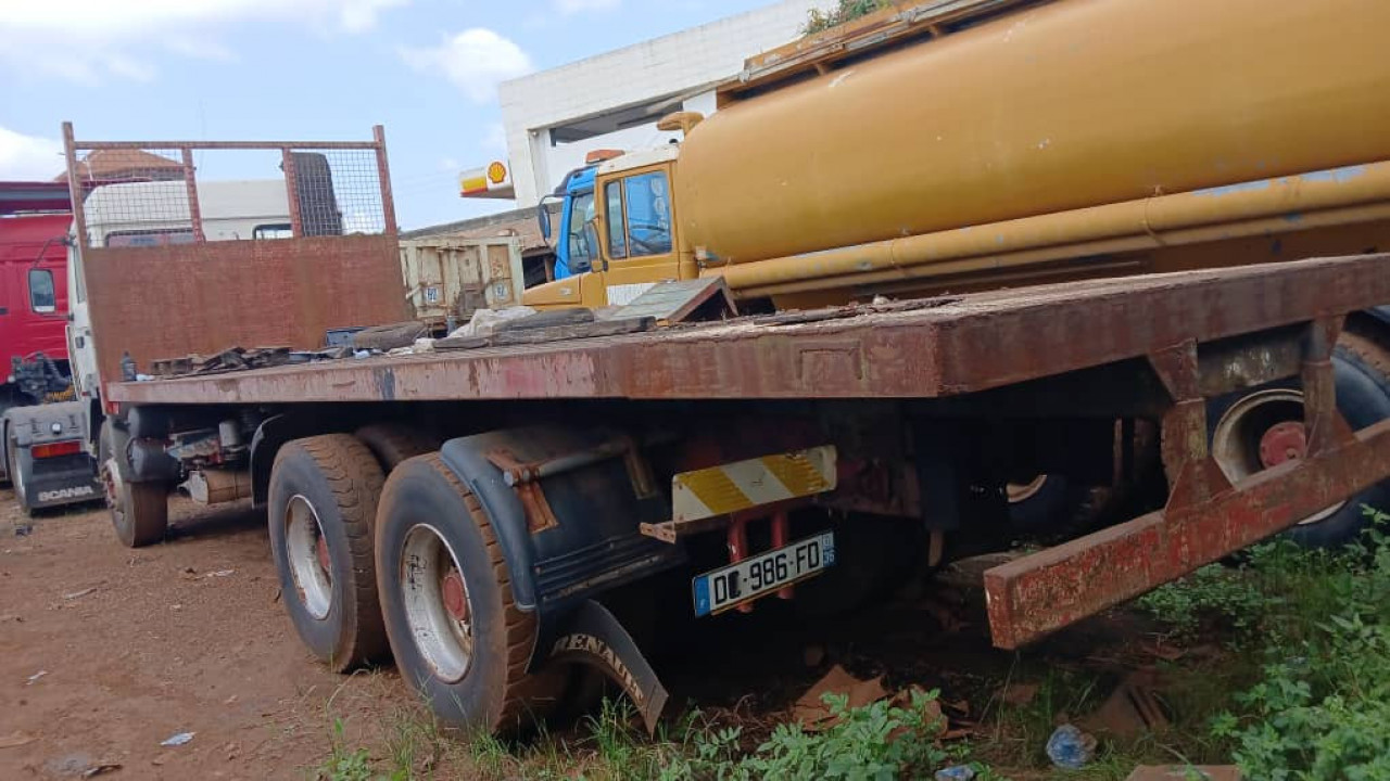 RENAULT G300 PLATEAU, Camions - Autobus, Conakry