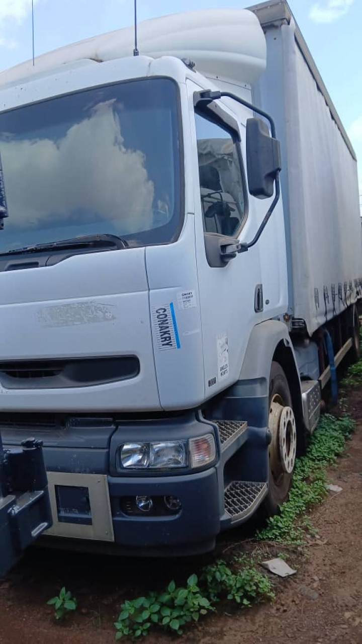 CAMION RENAULT FOURGONNETTE, Camions - Autobus, Conakry