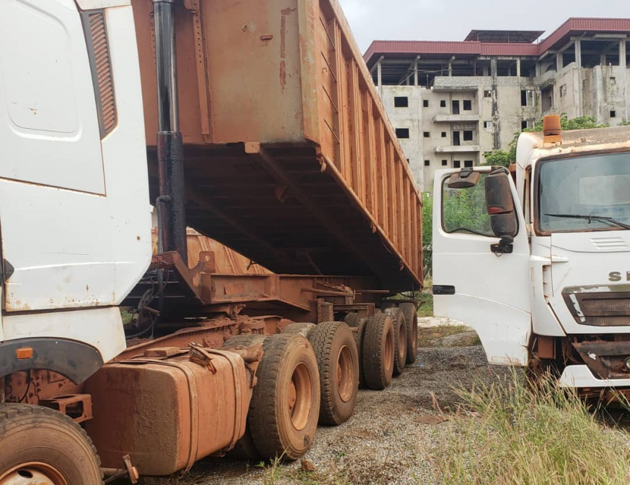 2 CAMIONS SINOTRUCK 22 ROUES, Camions - Autobus, Conakry