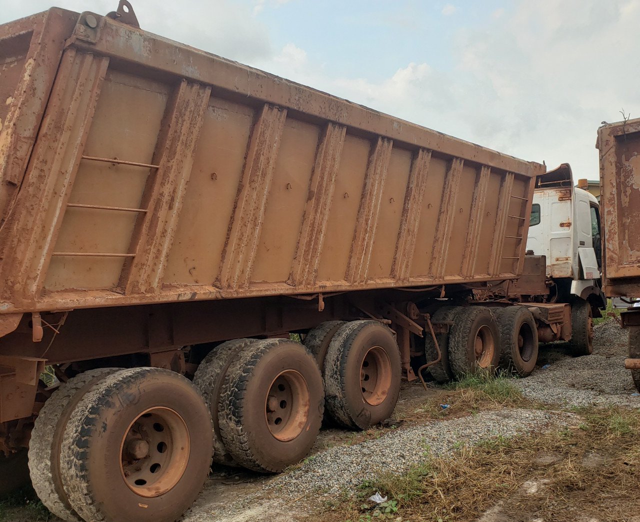 2 CAMIONS SINOTRUCK 22 ROUES, Camions - Autobus, Conakry