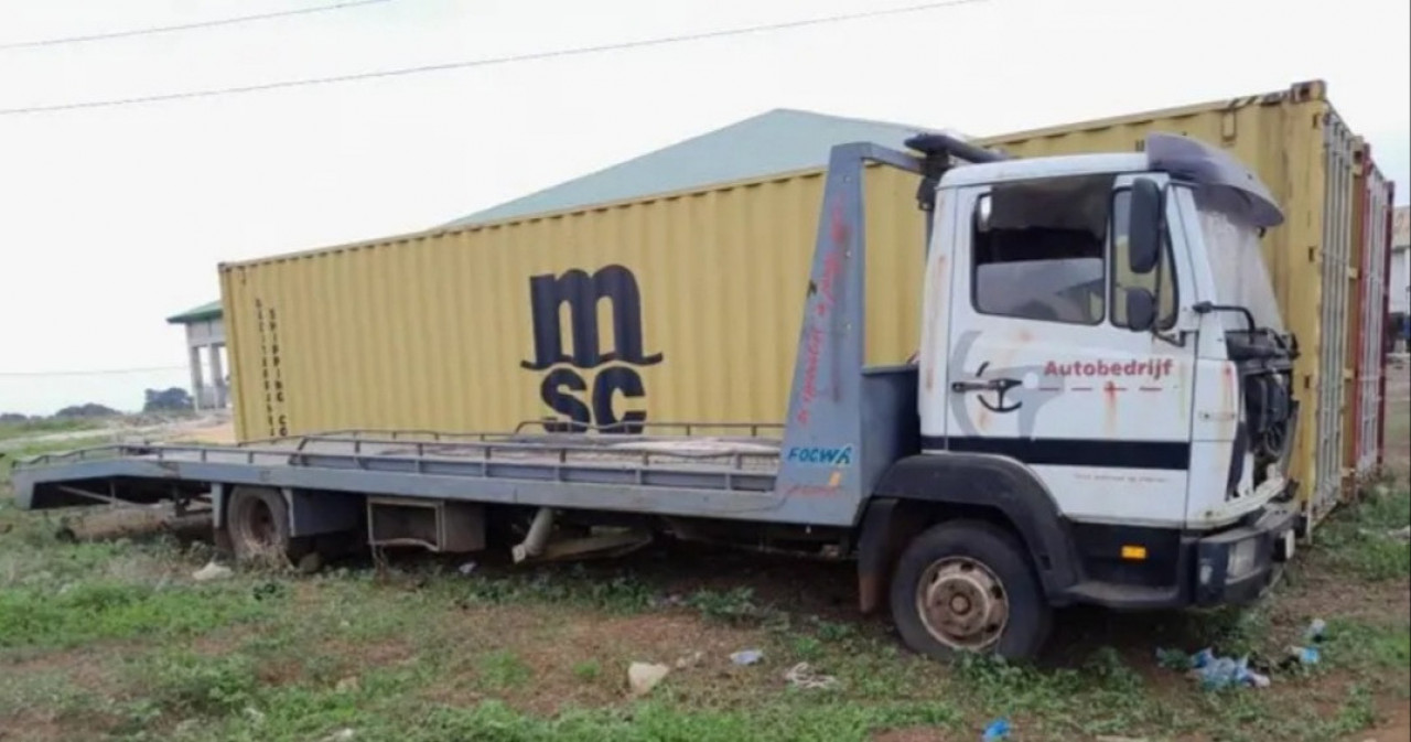 MERCEDES BENZ DÉPANNER, Camions - Autobus, Conakry