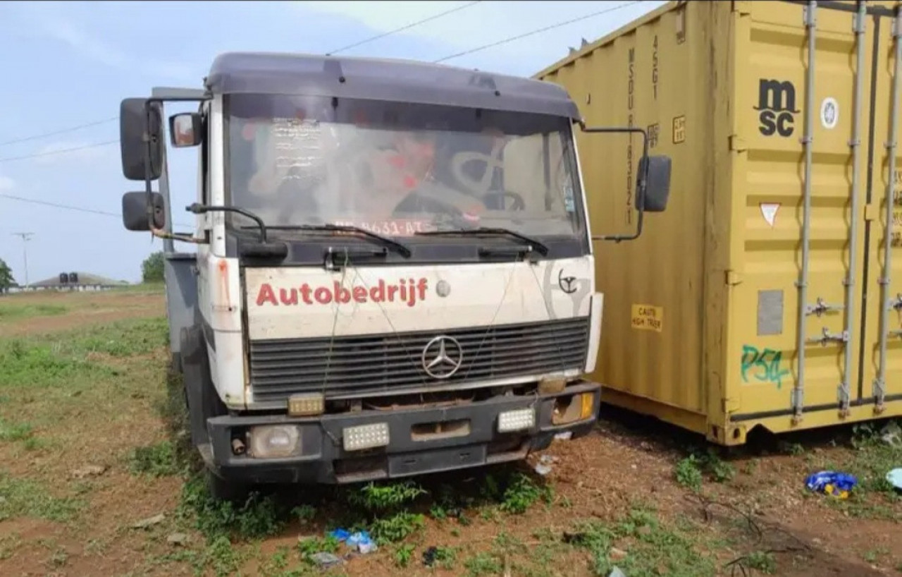 MERCEDES BENZ DÉPANNER, Camions - Autobus, Conakry