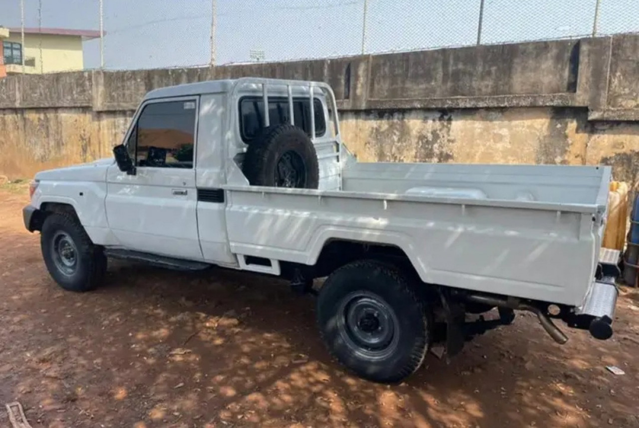 PICK-UP TOYOTA LAND CRUISER, Voitures, Conakry