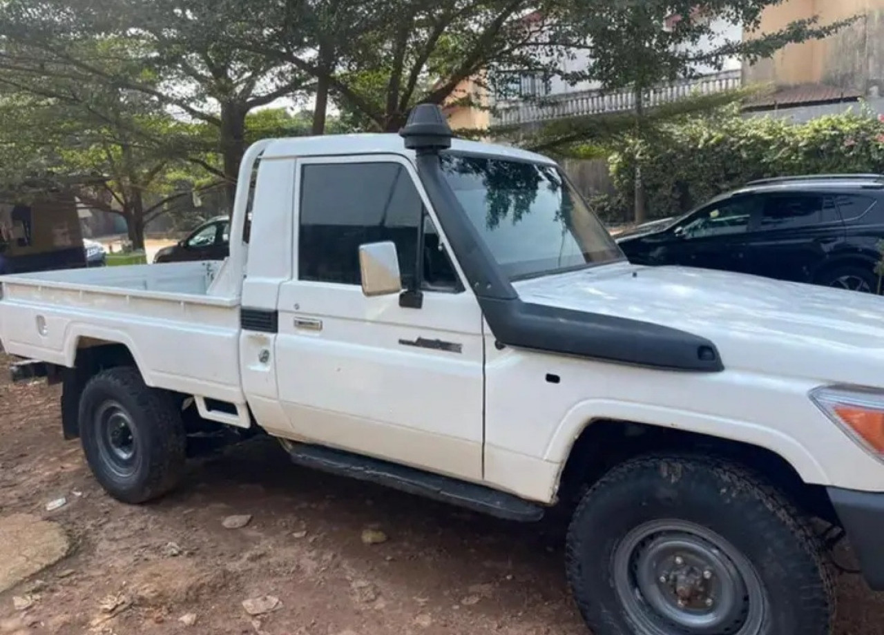 PICK-UP TOYOTA LAND CRUISER, Voitures, Conakry