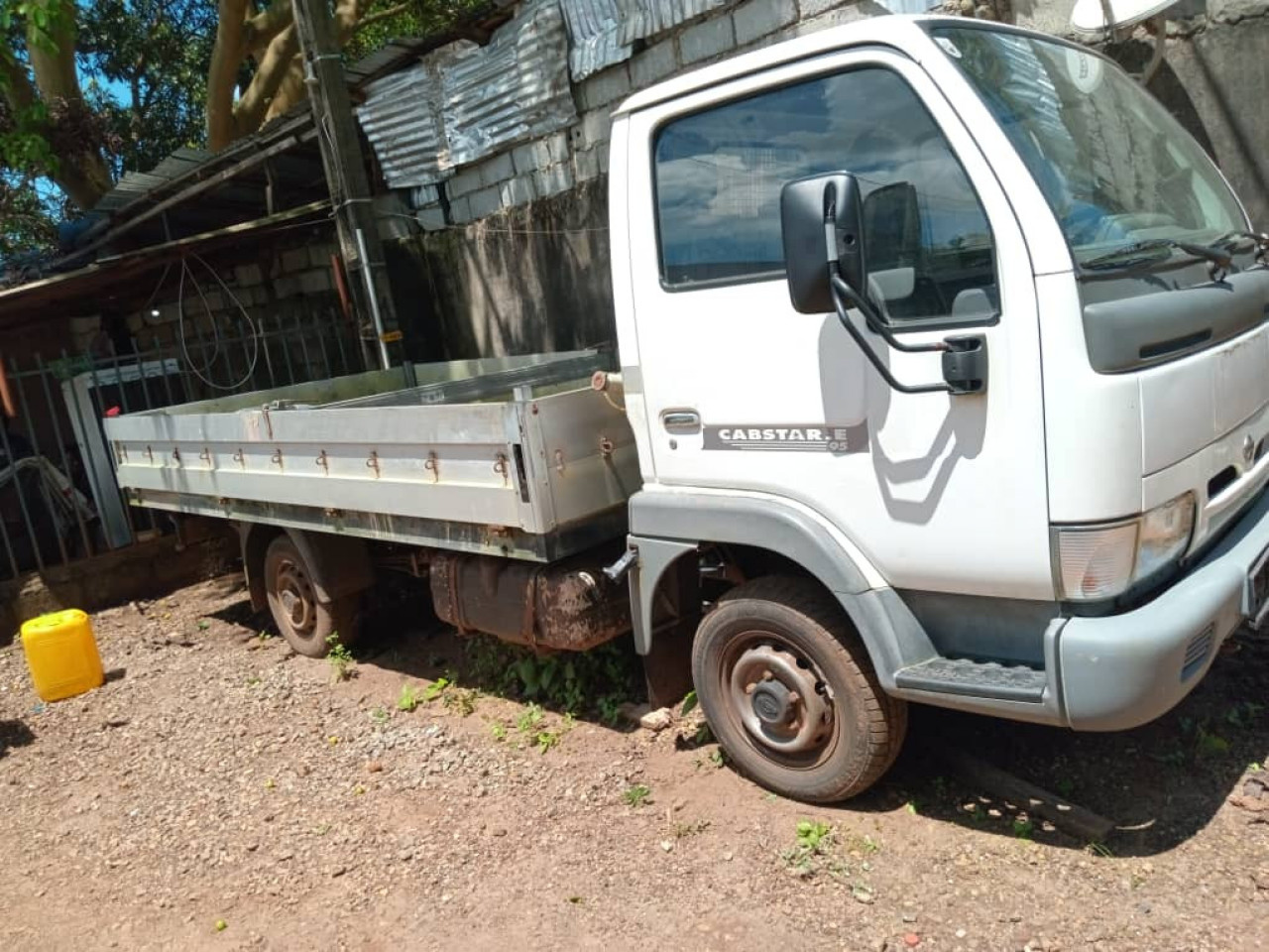 NISSAN CABSTAR, Camions - Autobus, Conakry