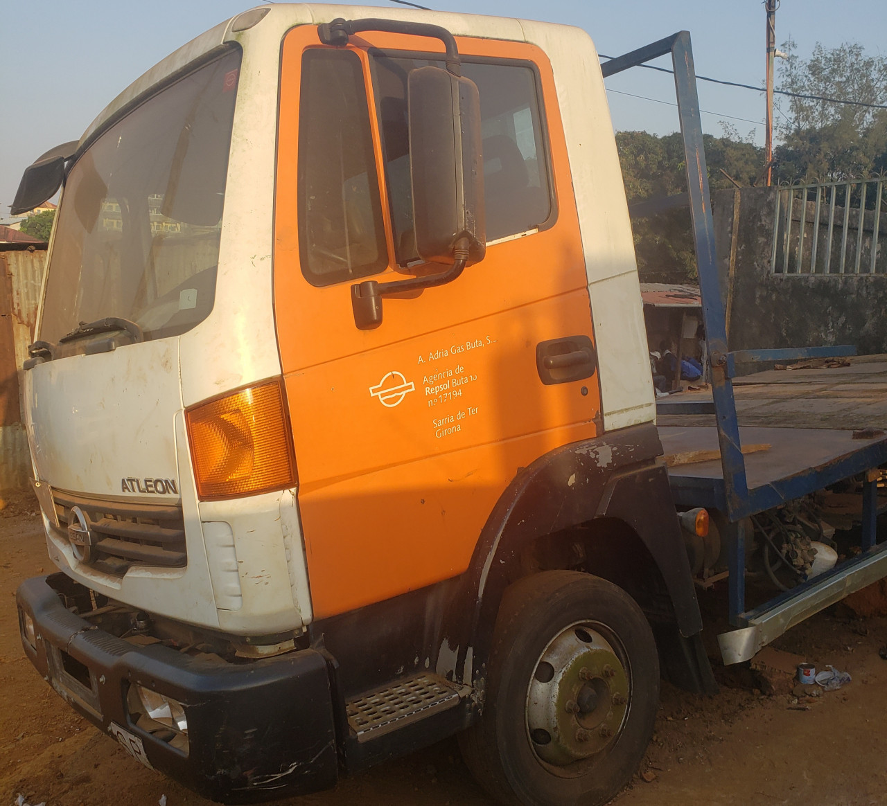 NISSAN ATLEON, Camions - Autobus, Conakry