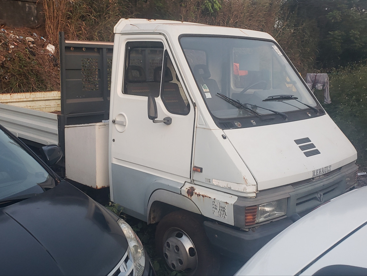 RENAULT B70 UNE CABINE, Camions - Autobus, Conakry