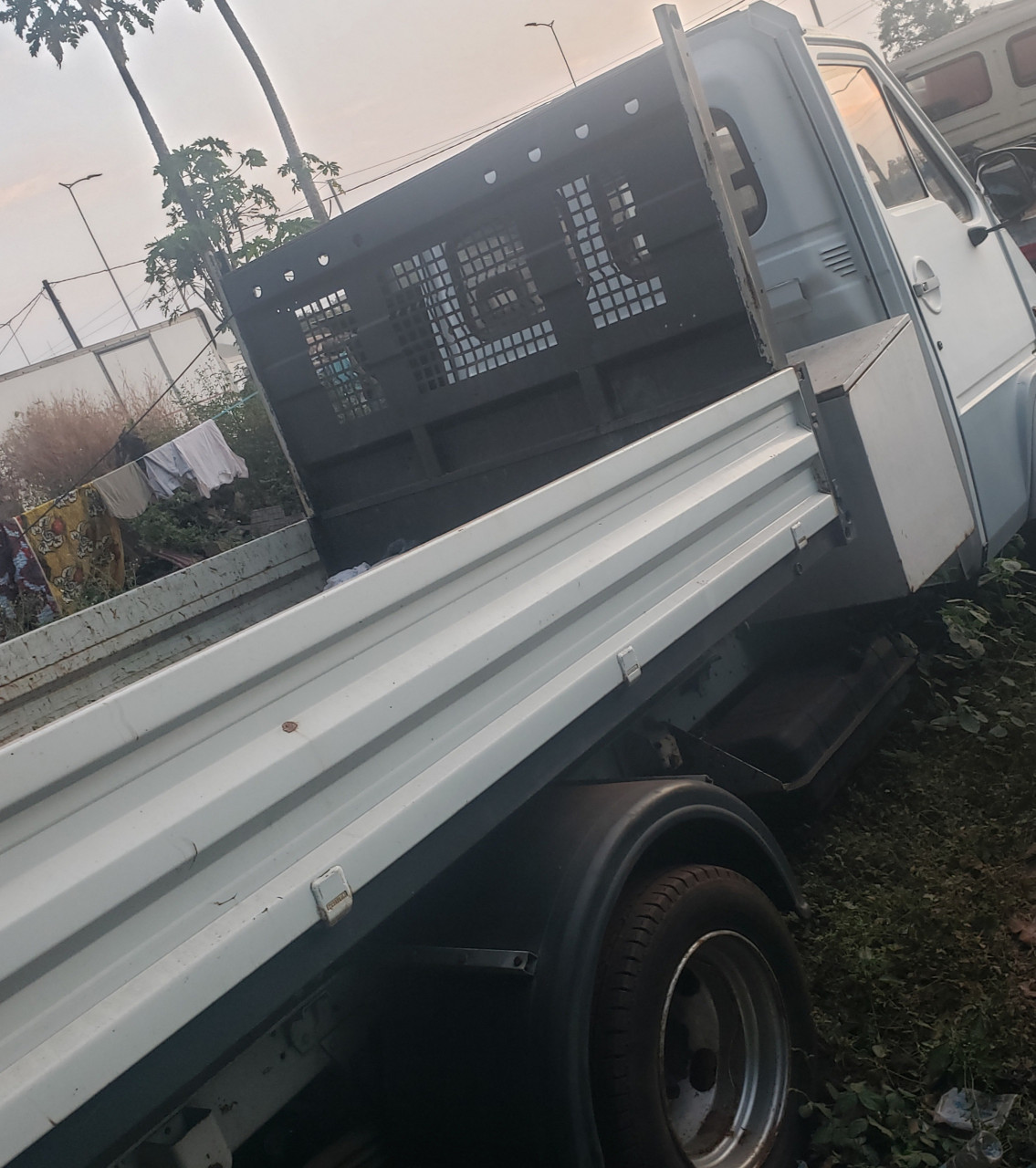 RENAULT B70 UNE CABINE, Camions - Autobus, Conakry