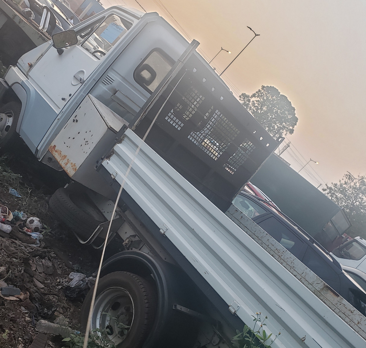 RENAULT B70 UNE CABINE, Camions - Autobus, Conakry