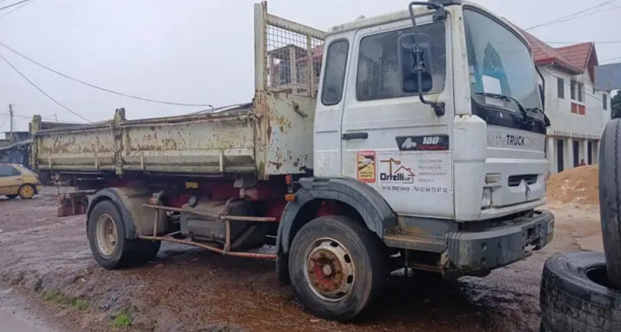 RENAULT BENNE 6 ROUES, Camions - Autobus, Conakry