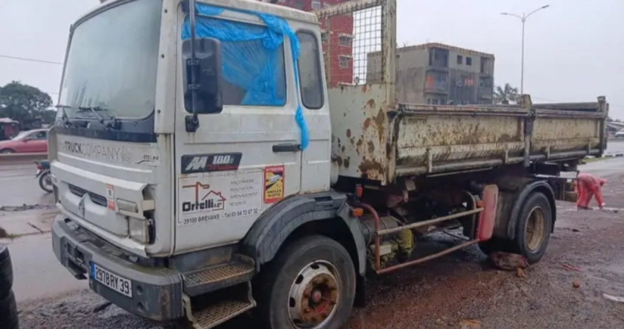 RENAULT BENNE 6 ROUES, Camions - Autobus, Conakry