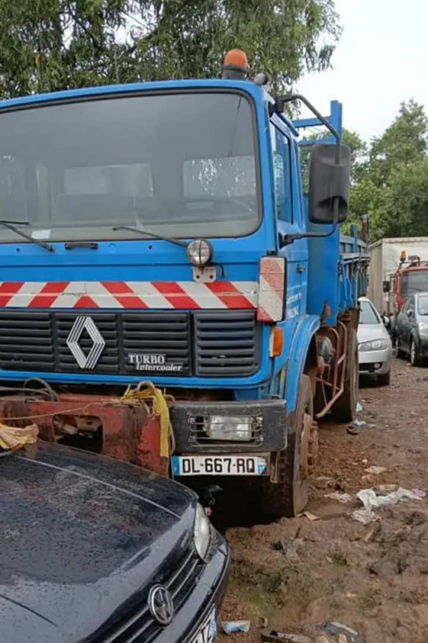 RENAULT BENNE 6 ROUES, Camions - Autobus, Conakry