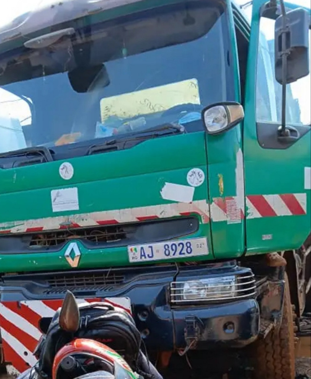 RENAULT KERAX 10 ROUES, Camions - Autobus, Conakry