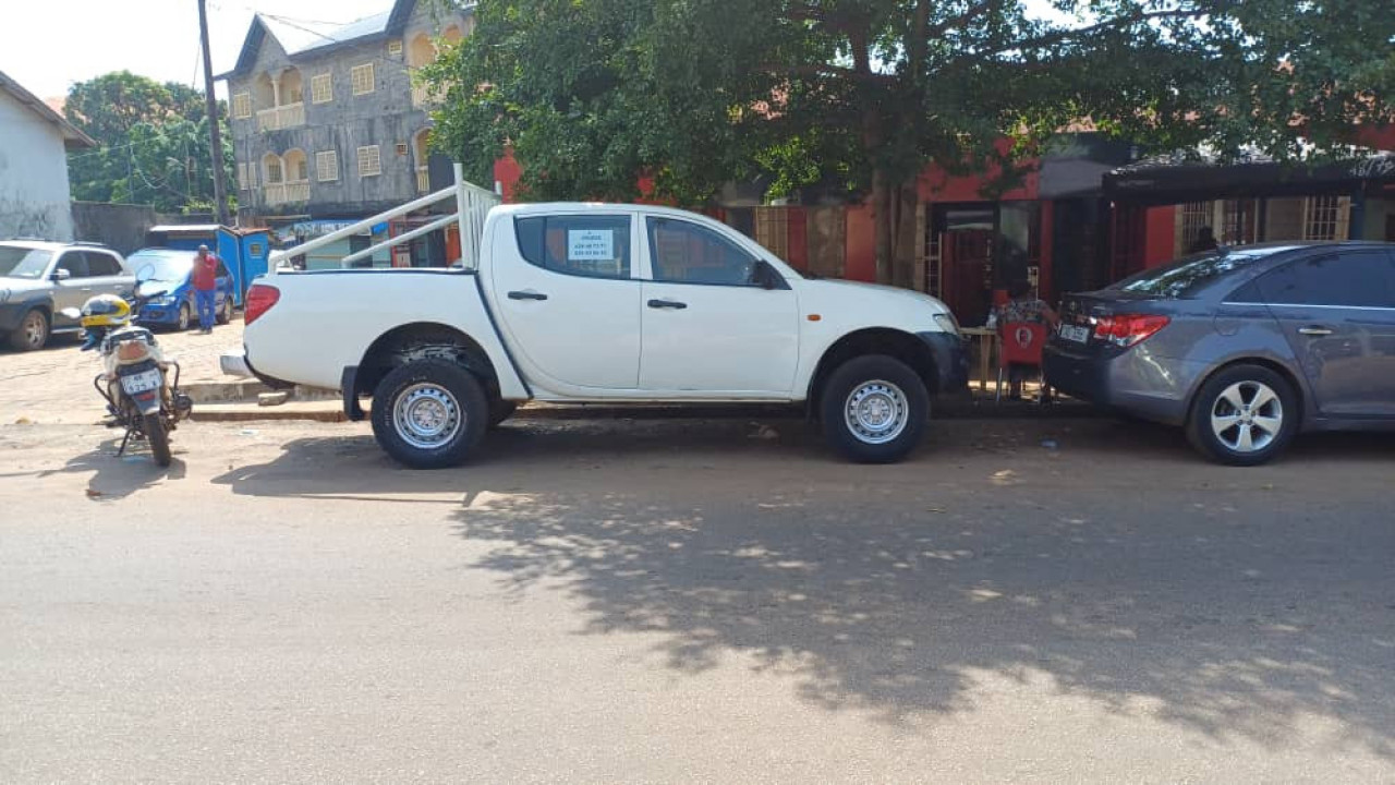 MITSUBISHI L 200, Voitures, Conakry