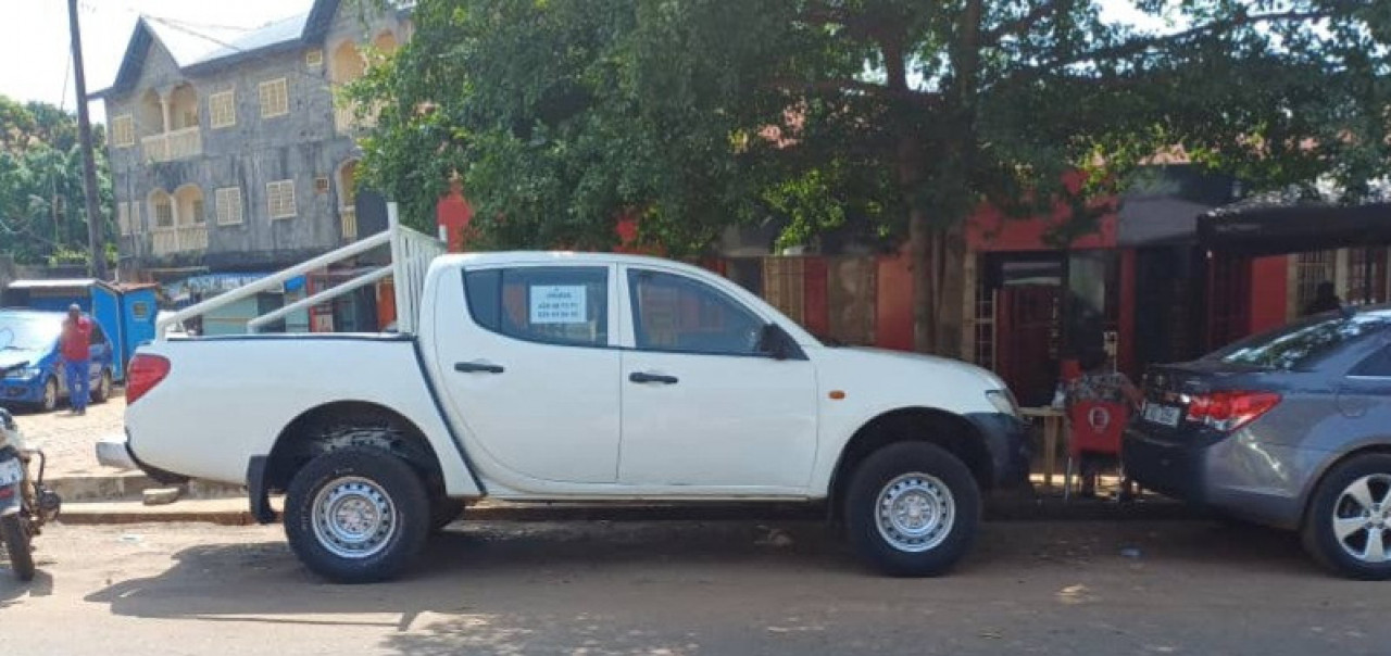 MITSUBISHI L 200, Voitures, Conakry